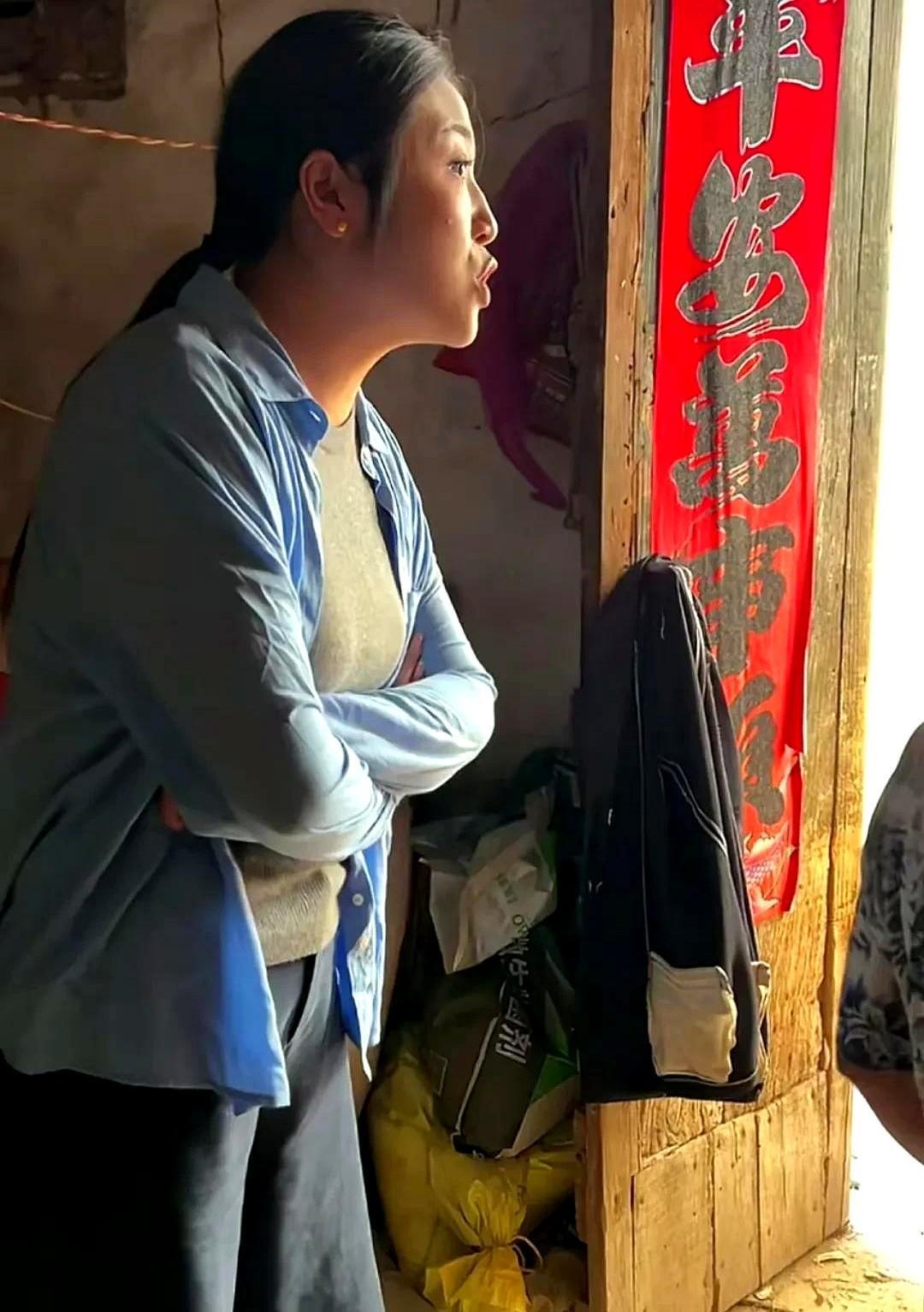 小乔弟弟前女友和爷爷打起来了，家家有本难念的经。
不过话说回来，家里再咋闹腾，总