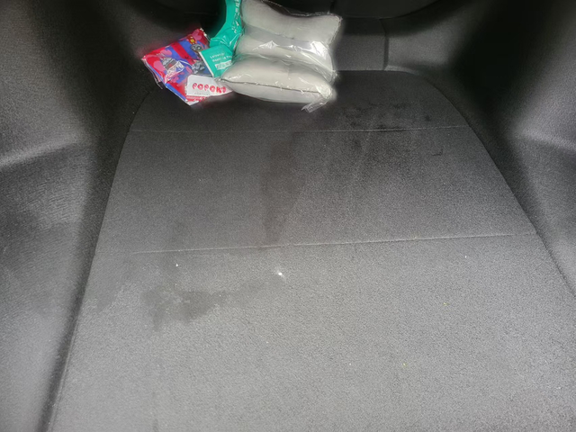 雅阁尊贵新车后备箱进水
真的心烦，提了三个月的雅阁，下了一晚上大雨，后备箱都是水