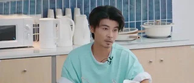 张晋真正怕的不是死亡，而是蔡少芬一个人带三个娃。真的是有良心的男人！第一时间想到