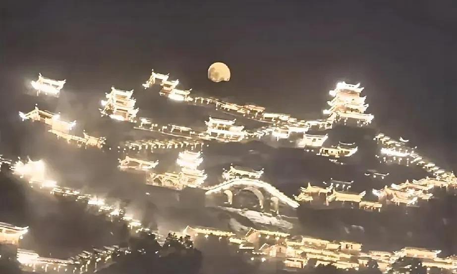 #你记得最深的一首古诗词是什么#
白日依山尽，黄河入海流。欲穷千里目更上一层楼！
