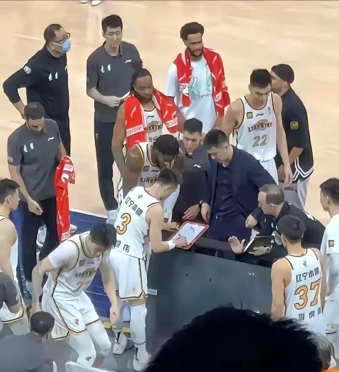 杨鸣的接班人找到了!辽宁出教练果真名不虚传，现在的赵继伟就已经能拿战术板画战术了