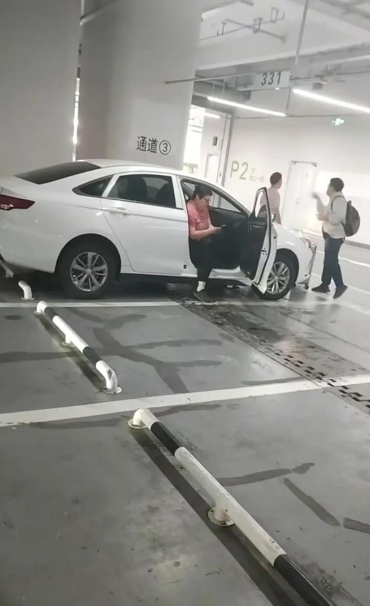 大妈太狂了！6月19日，杭州火车站西站，一场因“迎接”问题引发的冲突正上演。

