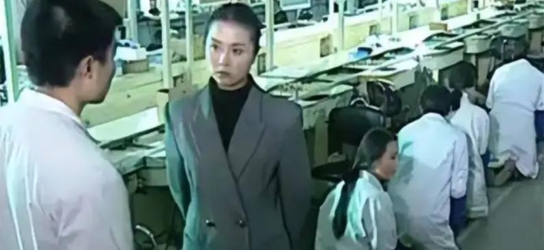 1995年，一名韩国女老板走进车间，威胁120多名中国员工：“全都跪下，不跪开除