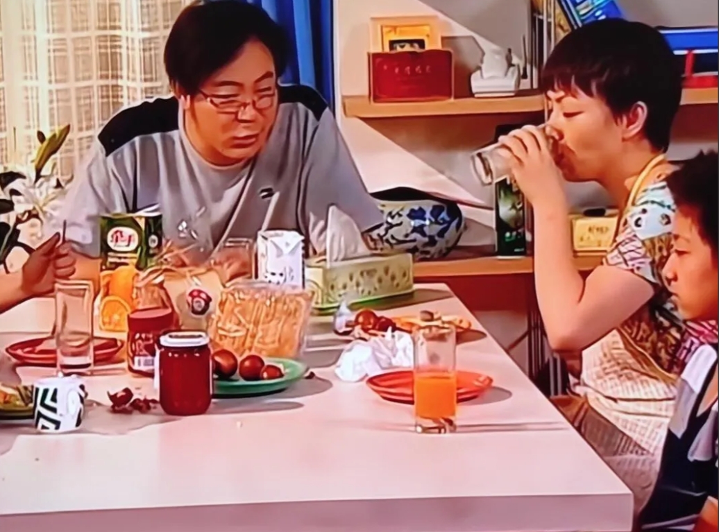 刷到好多人说《家有儿女》是虚构的！还真不是！双职工家庭，一个搞儿童剧，一个当护士