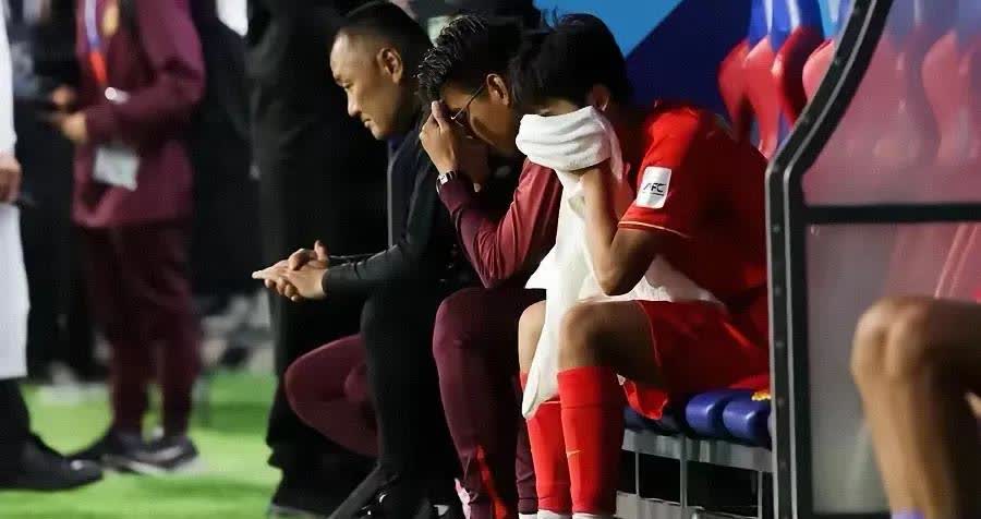 中国男足u17国青队两连败，基本无缘世青赛。日本主教练上村健一也不是救世主，只能