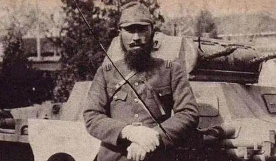 1939年，一名鬼子军官在一群小鬼子的簇拥下，举枪射击败退的中国士兵，却没承想，