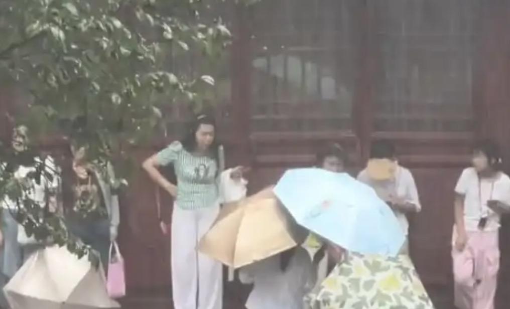 一个本应该讲究慈悲为怀的寺庙，却在游客遭遇暴雨无处可躲时，以需要保护殿内文物为由