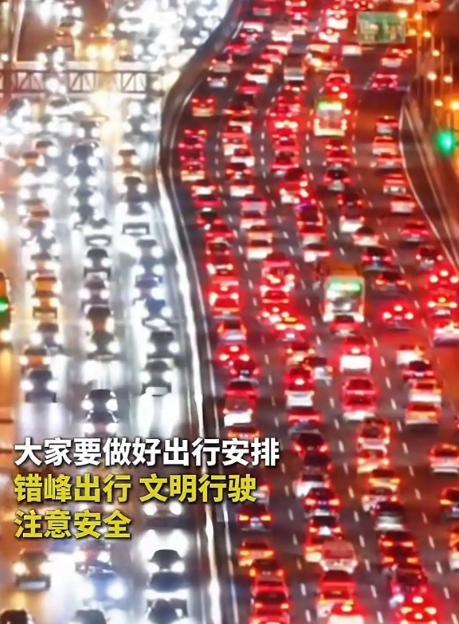 泰山已经失守！全国游客哪里是来旅游的，分明是来排队“登基”的。
已经预想到五一假
