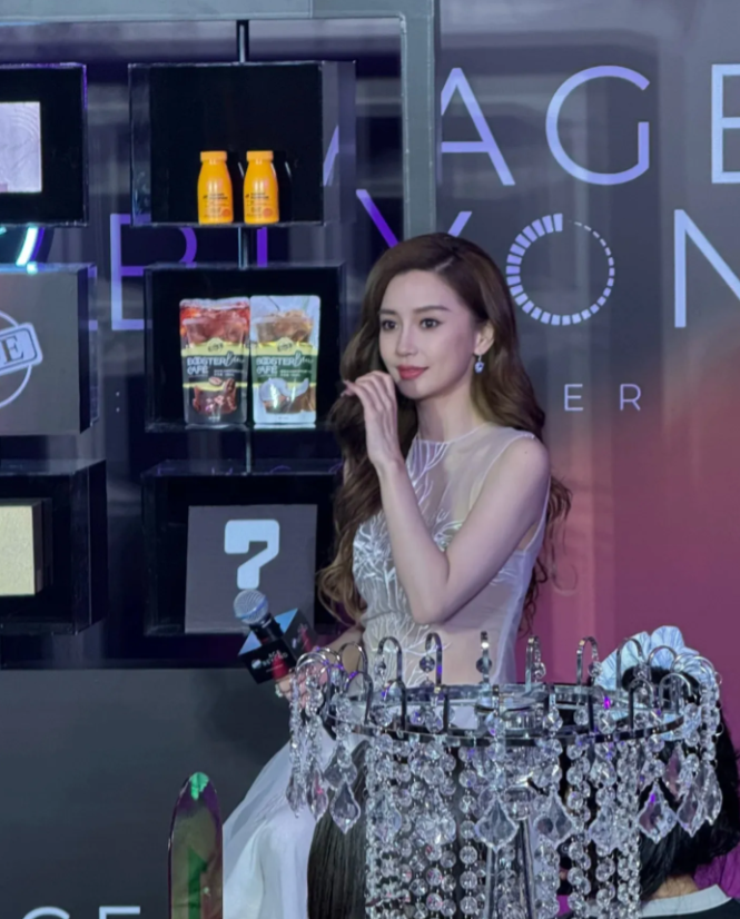 Angelababy生图太美了，36岁了颜值和身材都那么扛打。
合影时的优势更明