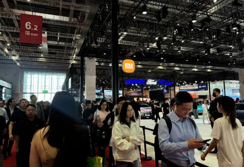 小米展台是冷冷清清的吗？

恰恰相反，因为雷军在社交网络上说了，他们每天会送出5