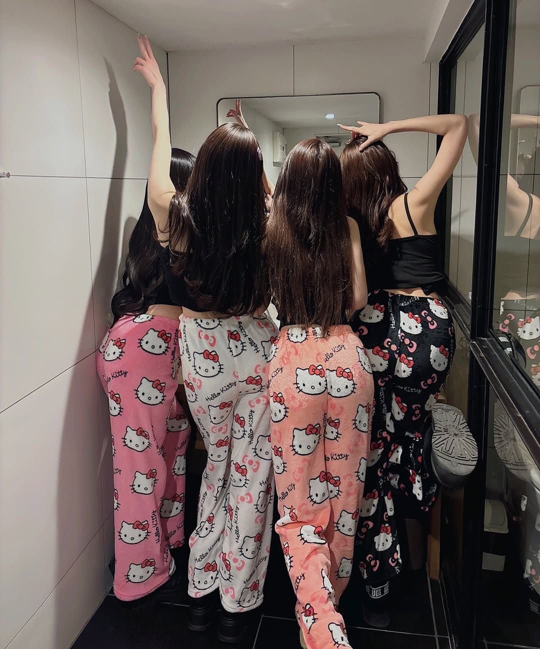 女人聚在一起，总是少不了自拍几张