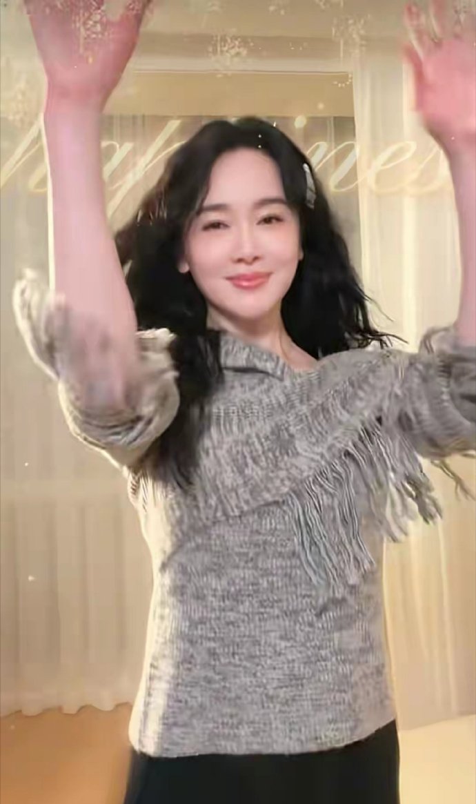 48岁左小青跳手势舞：油画卷+毛衣，时髦又减龄，状态好得像28岁 ​​​