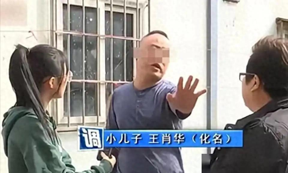 断臂男子独自赡养父母20年，为还外债卖掉老房子，谁知母亲偷偷给国外的3个儿女打电