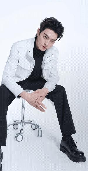 看来利郎代言人没换人啊！还是许某人啊！
所以咱们以为一个爆料能击垮他吗？谈何容易