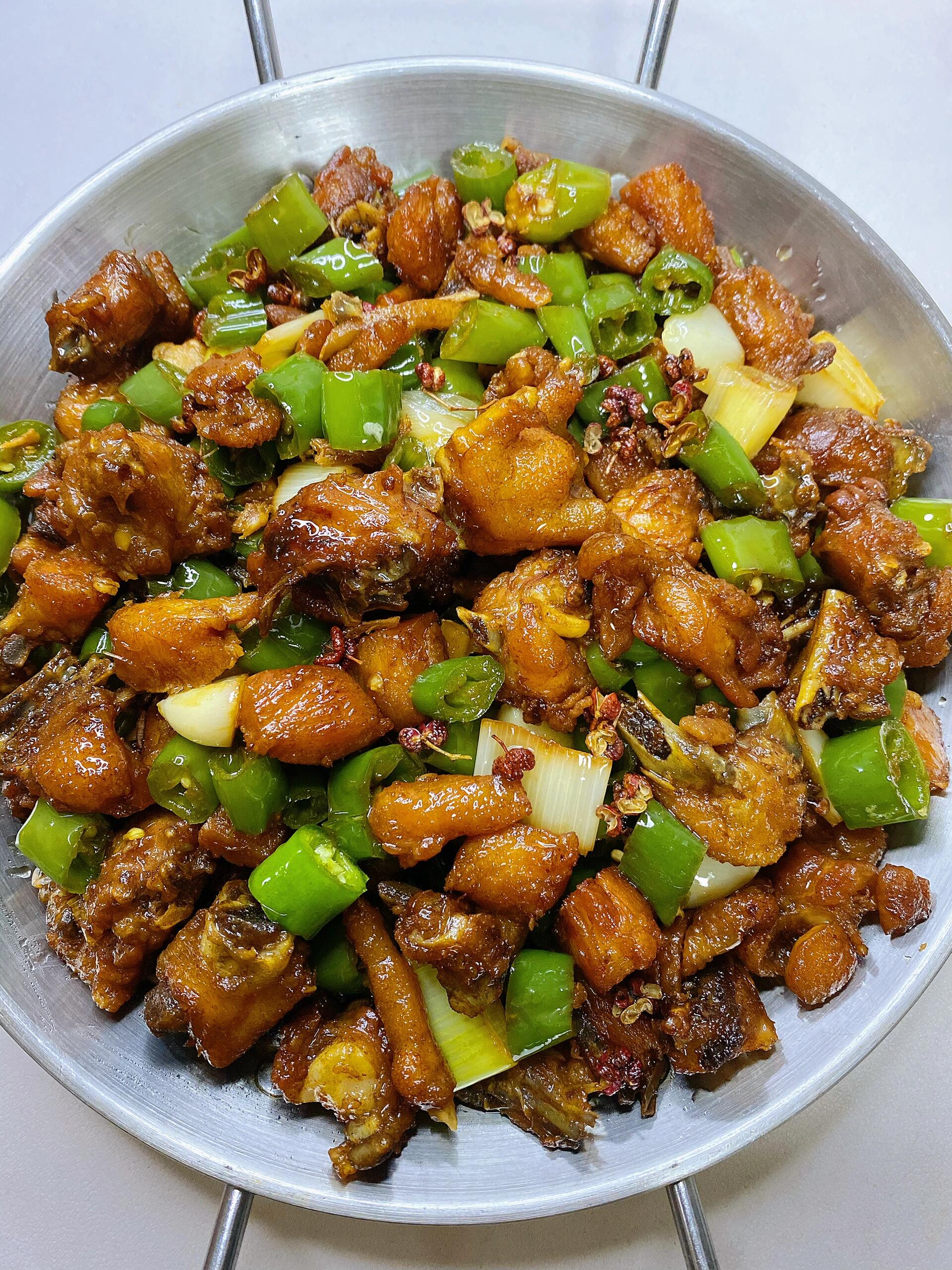 尖椒鸡 麻辣干香 越嚼越香 超级下饭 巨好吃
食材:半只鸡、葱姜蒜、线椒、花椒