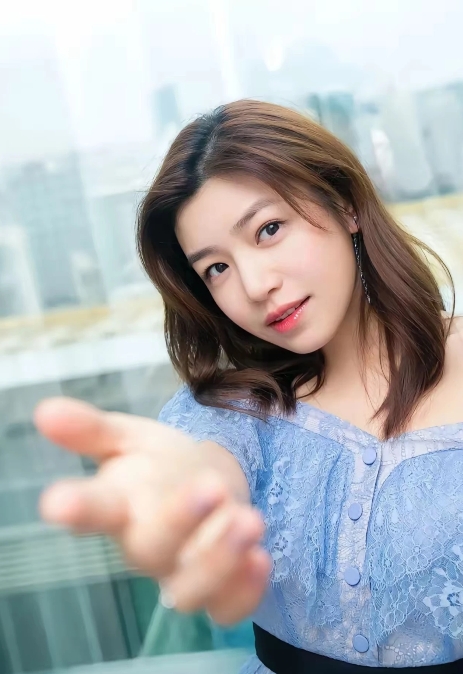 陈妍希离婚后大变样，短发配短裙，感觉年轻了好几岁呢