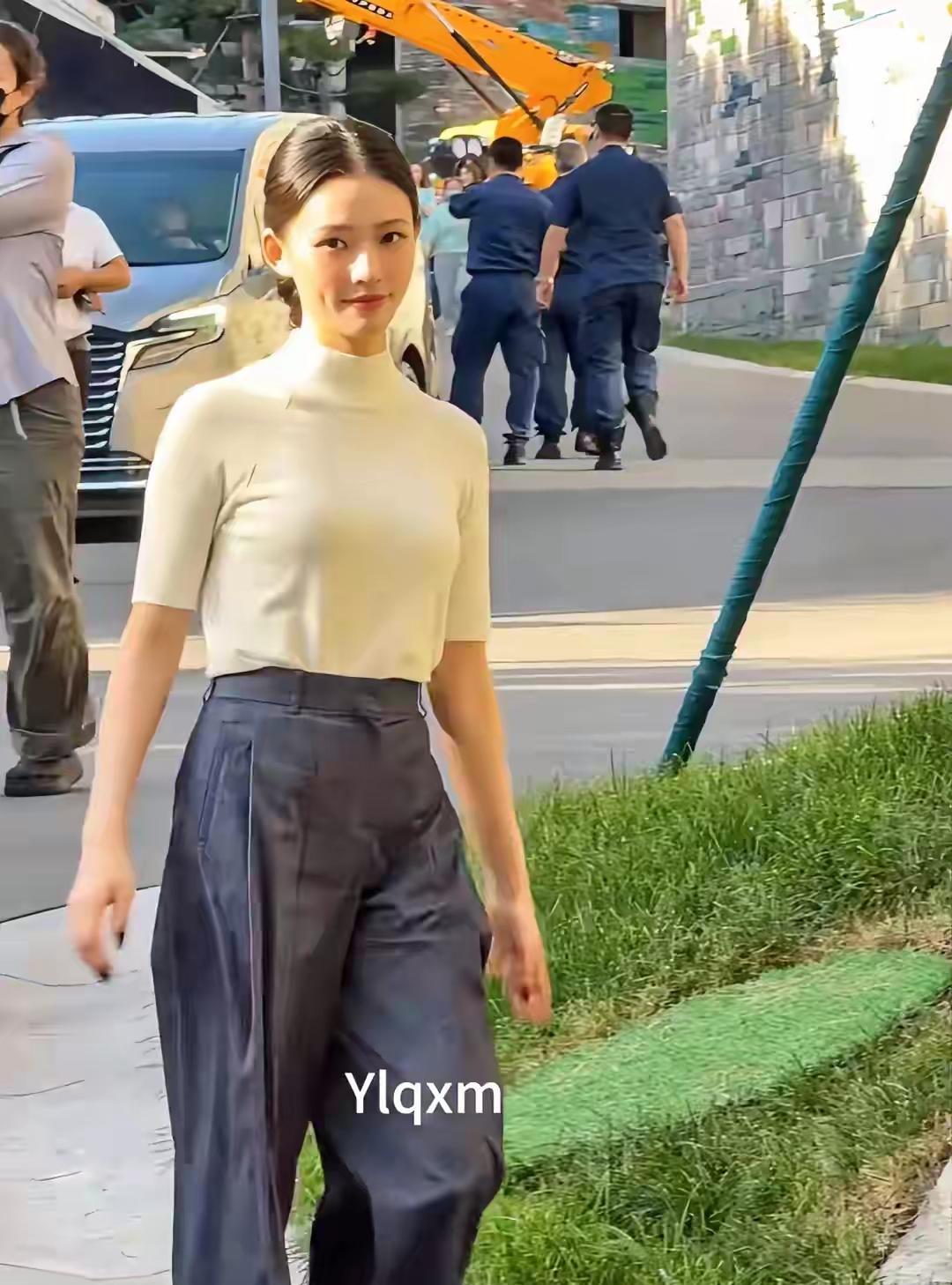 明眼人都能看得出来
林允这身材根本不是成熟了
也不是她发胖了，而是她身上散发的妈