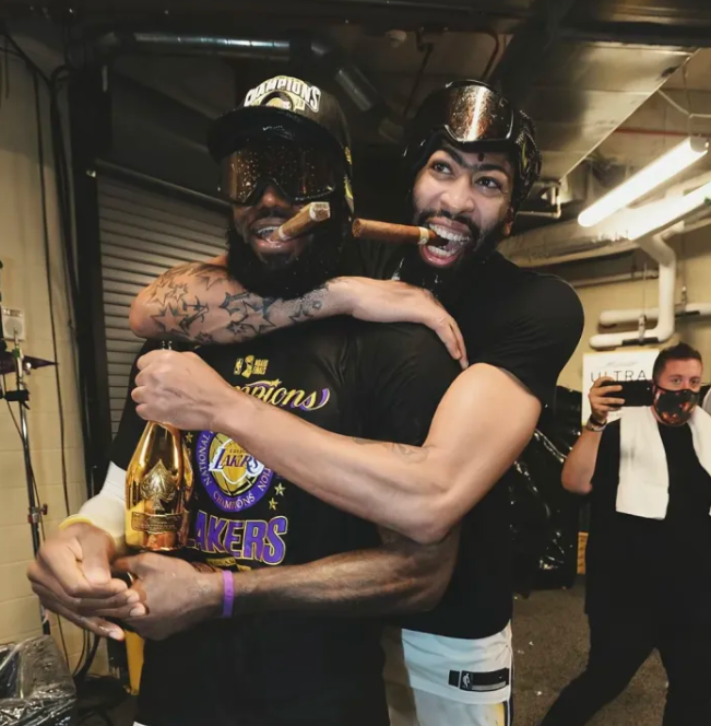 詹姆斯现在突然失去进攻欲望了？
詹姆斯失去了很多机会 而老詹好在他有极致的处理球