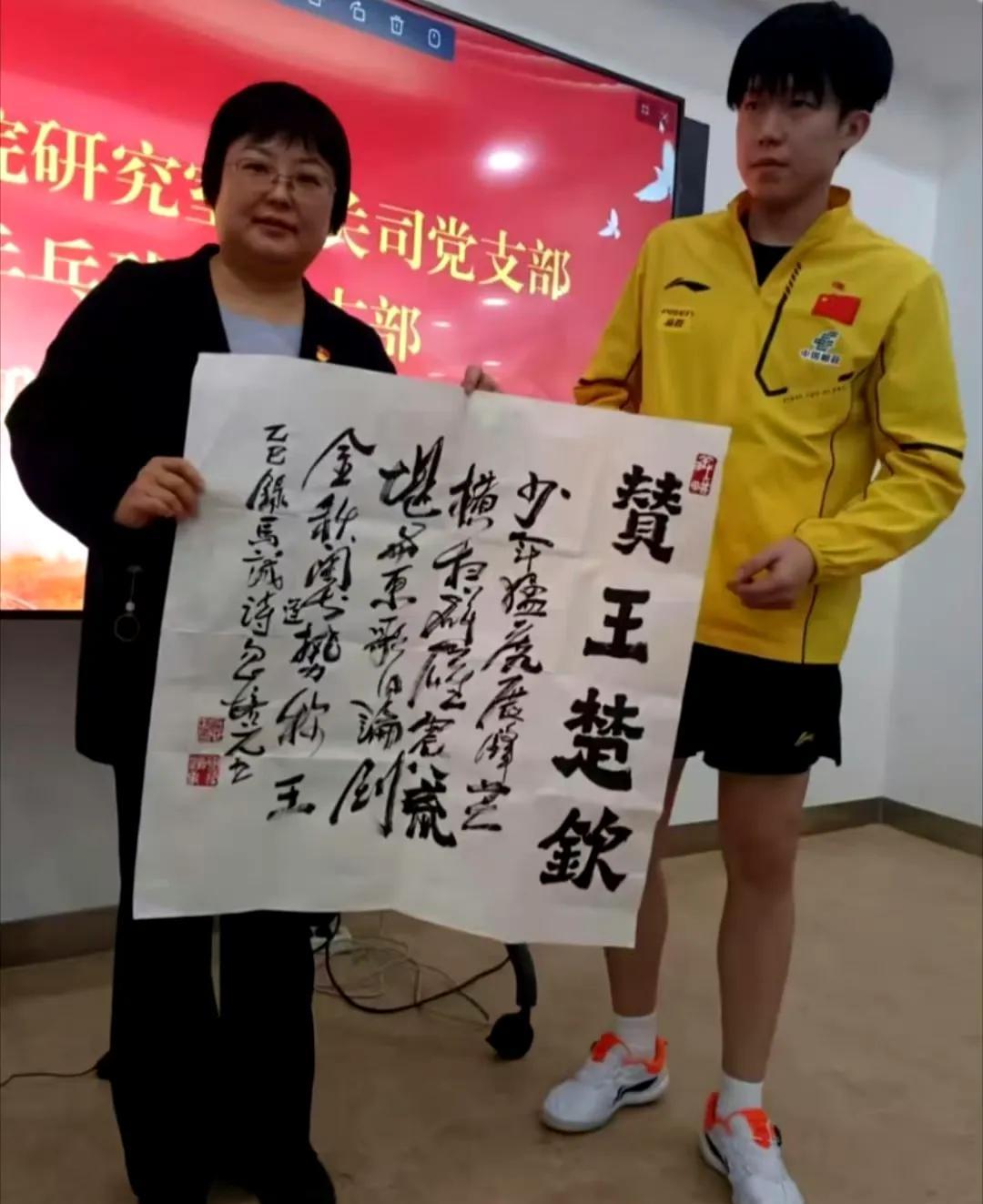 新鲜的莎莎和大头！
今天党支部活动现场照片来了，莎莎和大头分别与工作人员一起拍合
