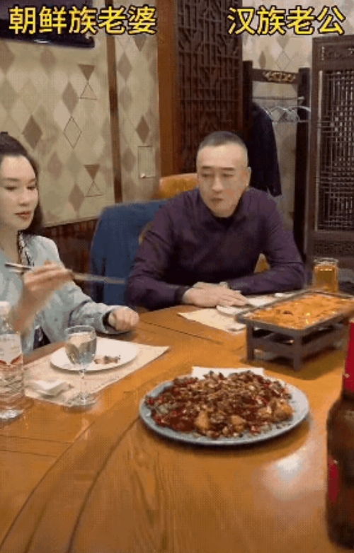 饭局上，男子为什么气冲冲地拉着妻子离开？看看桌子上面的转盘就明白了。哪有这么转桌