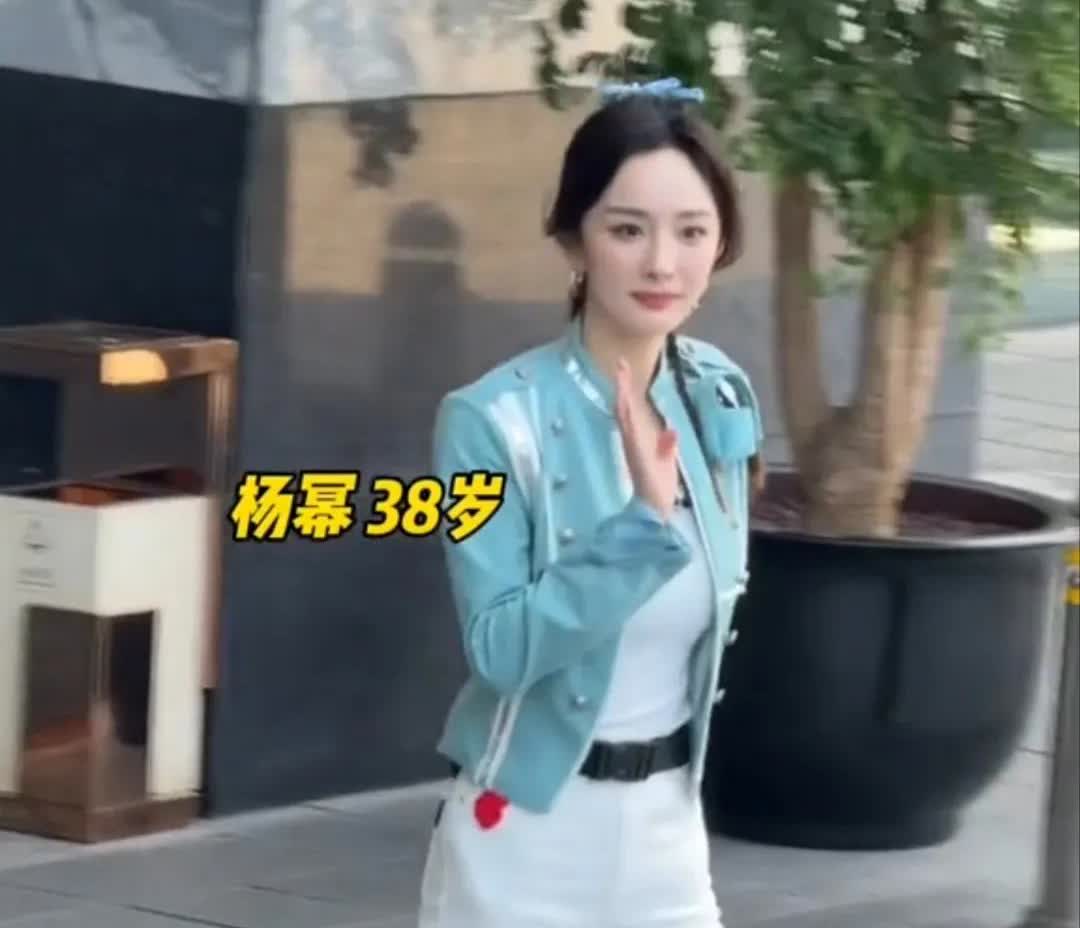杨幂这身材，绝了，普通衣服穿她身上都这么好看[赞][赞][赞]杨幂真是又漂亮又会