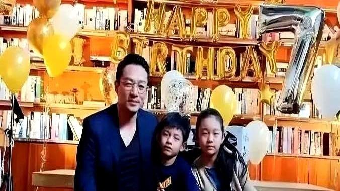 麻六记的千金玥玥和公子霖霖终于从光鲜的娱乐圈中摘下了耀眼的面具，宣布永久退出，重