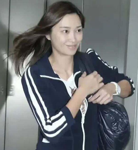 李克勤夫人被誉为是香港第一美人，她是一位出生于空姐家庭的女性，嫁给了巨星李克勤后