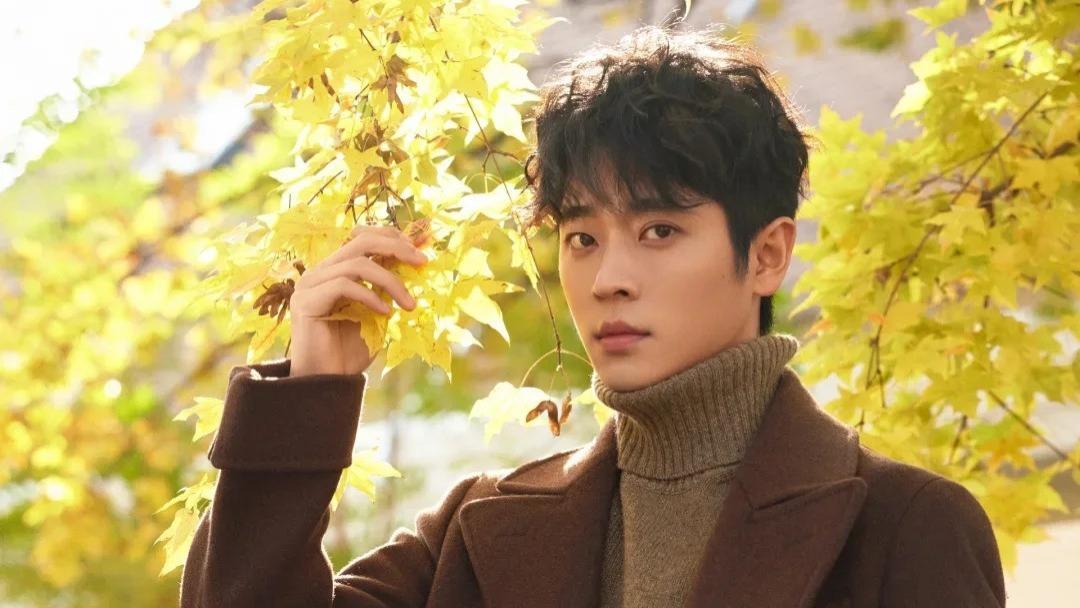 棕色大衣：跨越性别的高级感，男生这样穿真的很干净。