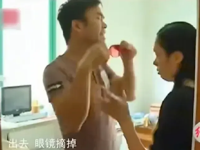 真的太不可思议了！女子出轨被丈夫抓，妻子和丈夫离婚，丈夫竞然跪在地上向妻子苦苦哀求