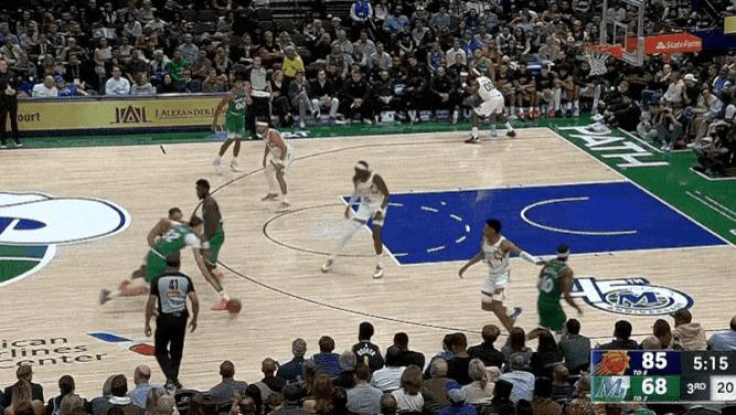 弗拉格运球急停干拔三分强投命中，目前已得15分5板5助