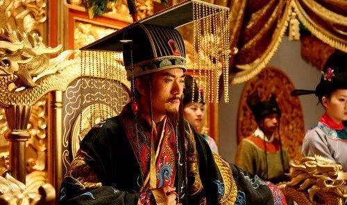 1135年寒冬的刑场上，一具帝王遗骸被架在熊熊烈火中。金兵们拎着水桶来回泼洒，整