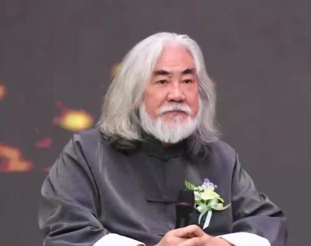 终于搞明白了
为什么张纪中前妻这么看不上他！

不是因为婚变，而是因为她真