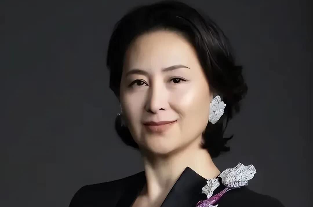何超琼跟杨其龙是00年左右在一起的，那时候还没离婚，许晋亨也还没出轨。

其