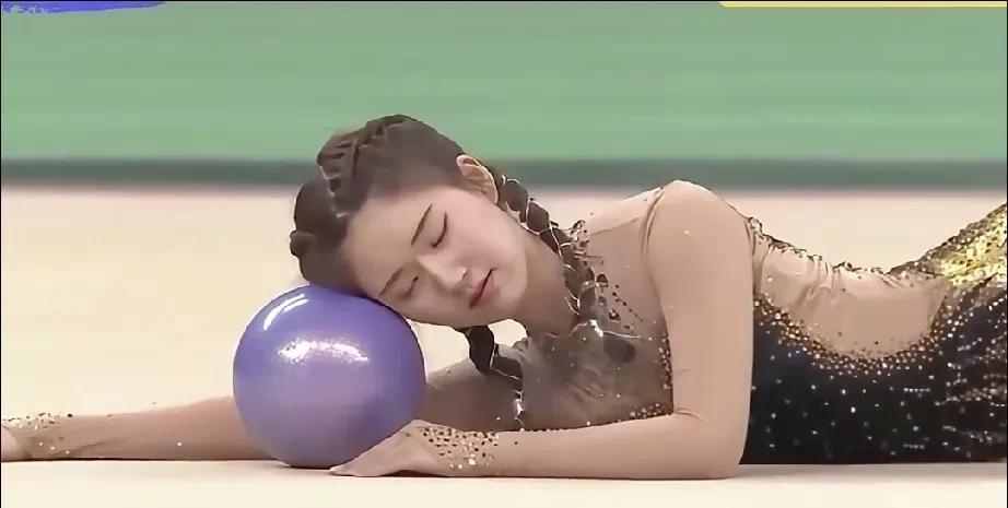 赵露思“掀桌子”这事儿，看了直播的都清楚。真的是登鼻子上脸欺负人，小姑娘好好给你