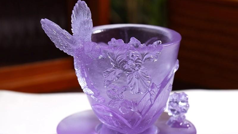 当古法琉璃邂逅中式园林：花冠鸢尾杯的诗意传奇