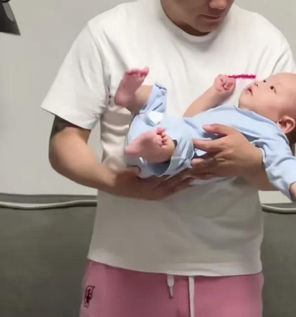 我女儿小时候像个弹簧一样跳个不停，每天精力充沛用不完，瞌睡还少，现在十六岁，每天