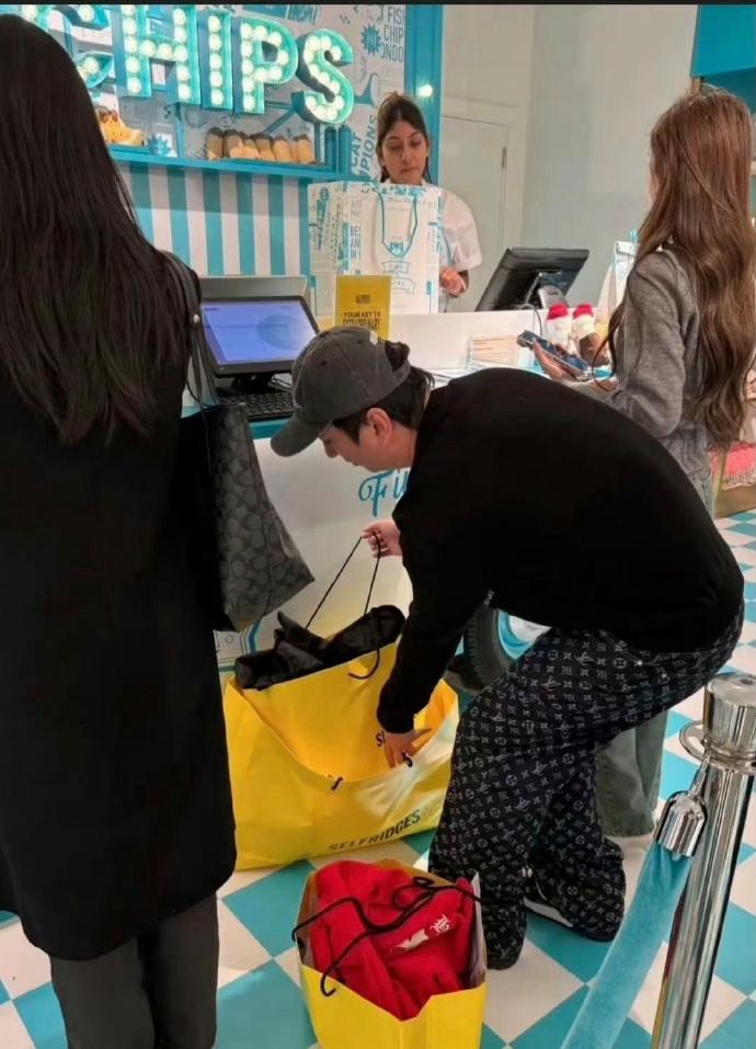 王思聪带女友懒懒在伦敦买奢侈品，像批发一样，还亲自排队付款 ​​​