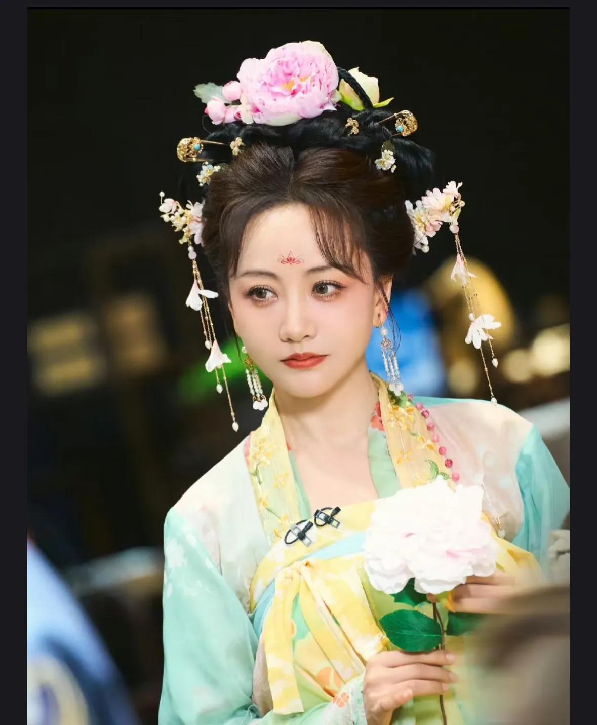 杨蓉，这套真的可以出演杨贵妃呀！
明侦的妆造真的可以诶，明艳动人，完全挑不出毛病