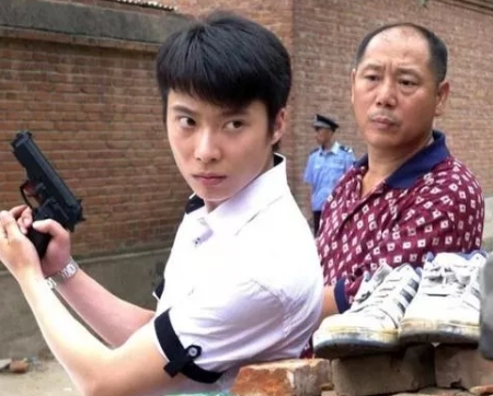 1993年，亿万富翁李诚儒大手一挥，将糟糠之妻和6岁儿子扫地出门，可怜母子俩在出