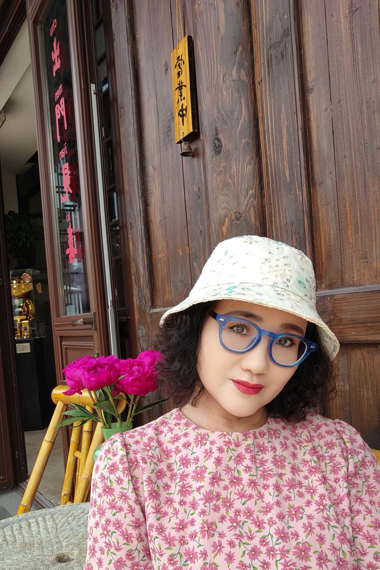 #景德镇# 
景德镇陶溪川创意集市
来自世界各地的陶瓷艺术品，竞相争辉，很是好看