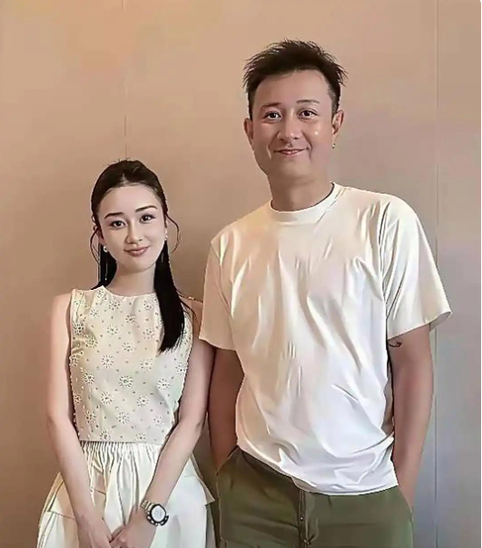 文章有了新女友后，油腻感明显褪去了！看这女生的状态很显年轻，年龄大概和马伊琍的大