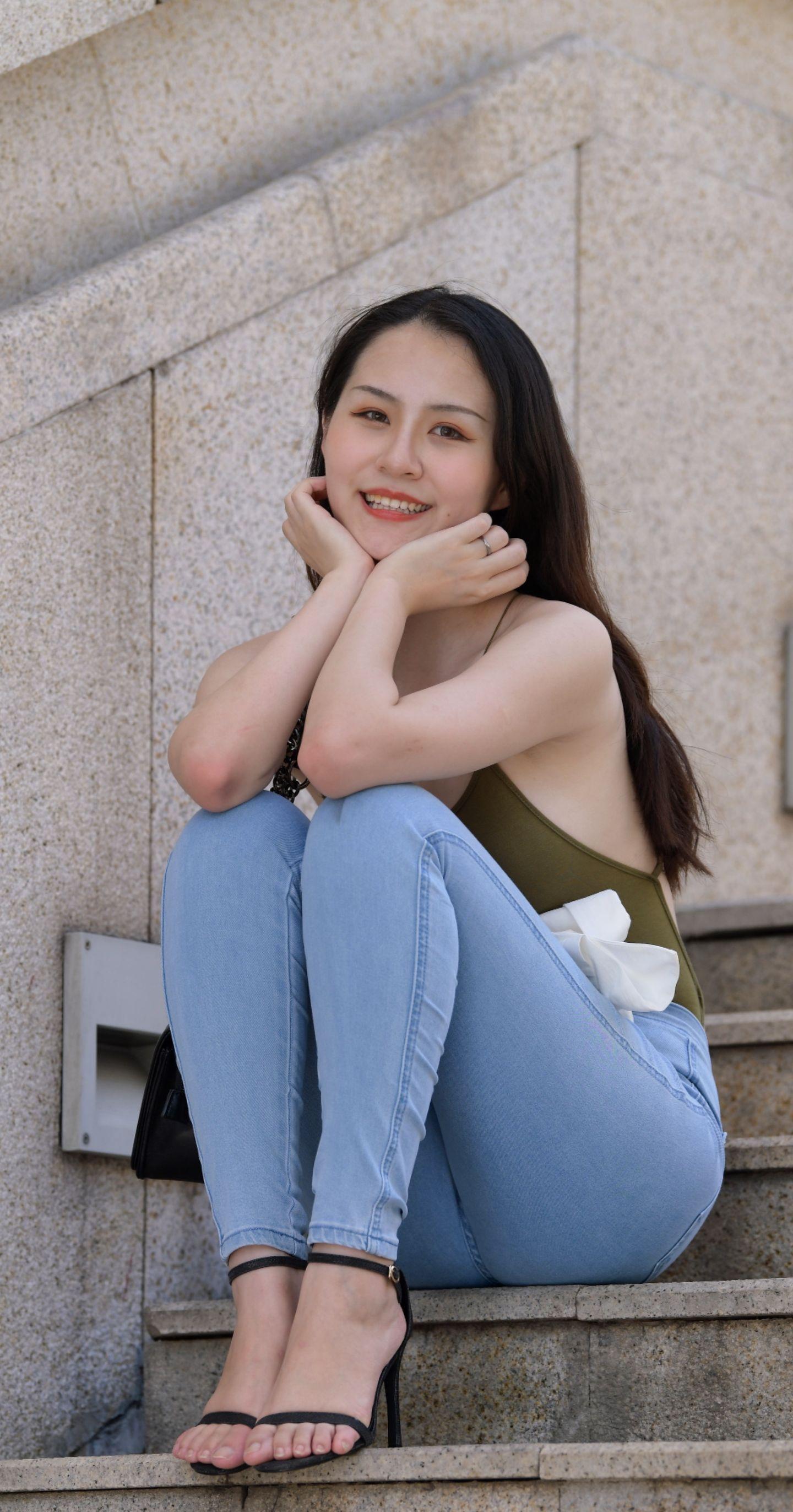 自习时她递来小纸条，上面画了个哭脸说题好难。