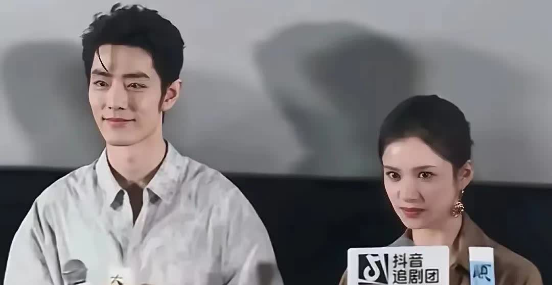 肖战穿的这衬衫，令人两眼一黑！[黑线][黑线]
他真是个实在人，生怕大家不知道