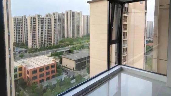 杭州封阳台避坑指南：选对门窗，既享阳光又防紫外线