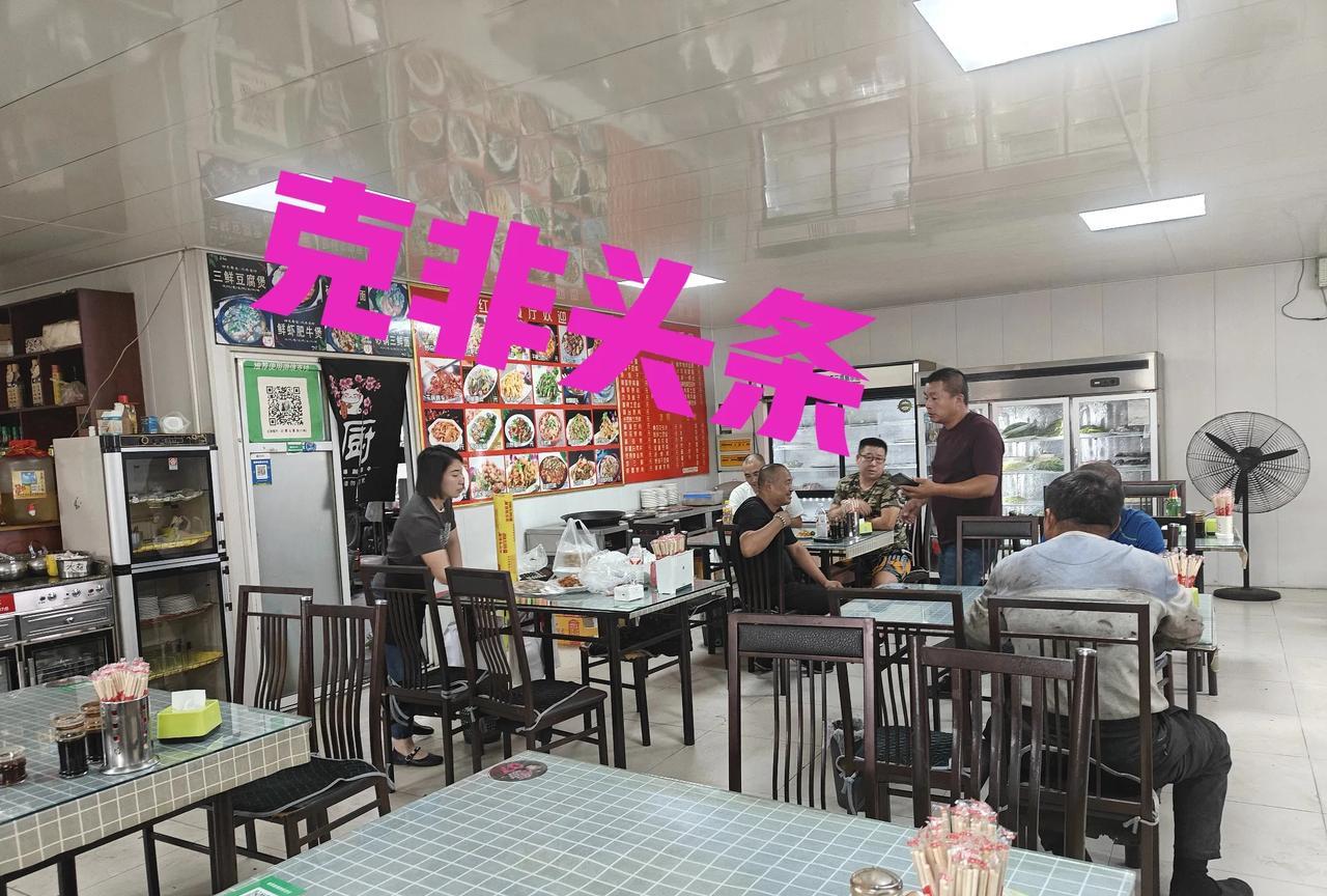 现在说，我们昨天开车去了一个叫港东库的大车店饭店点菜打包，坦克老兵老洪因为家在附