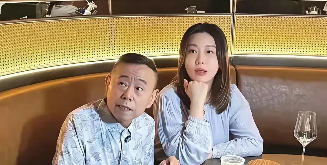 潘长江和女儿潘阳看到什么了？一直睁大眼睛看。潘长江和潘美丽共进晚餐，潘美丽的手托