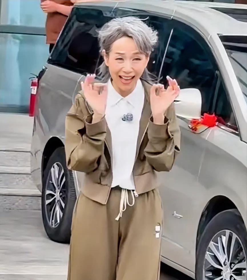 后背发凉
实在不敢想象，要是今天62岁的叶童，遇到的不是一位狂热的老年粉丝，而是
