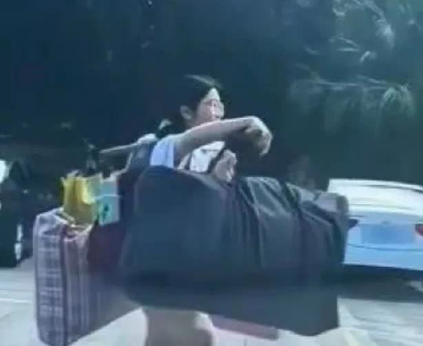 广西桂林这个女孩，高考完自己挑着行李回家，这个女孩头脑是多么清醒！她一定会先找份