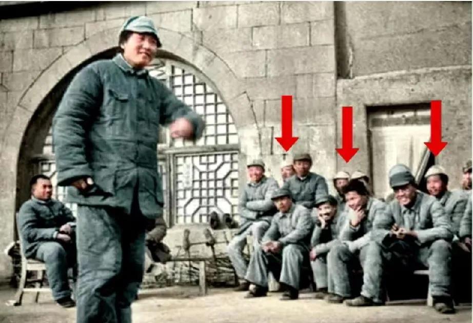 1942年3月23日，一张伟人给高级技术干部上课的照片中，他戴了顶样式古怪的帽子