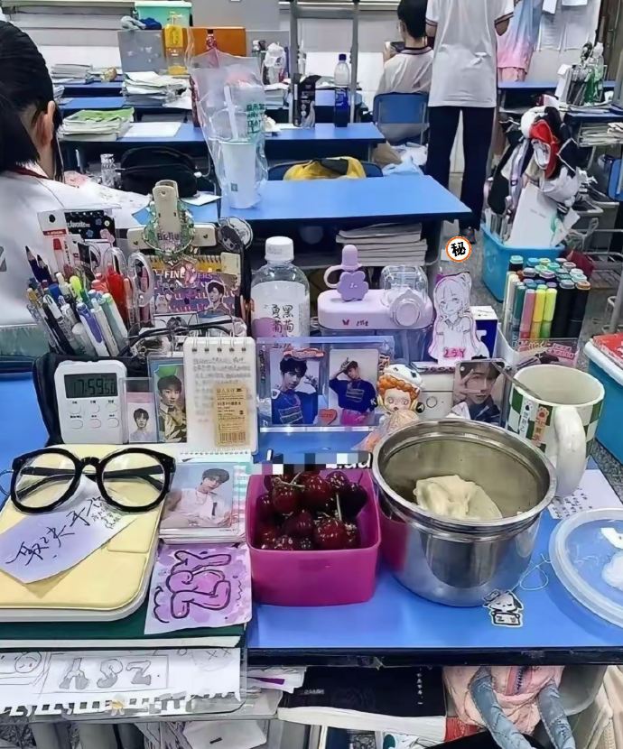 你敢信，这是一个正在读初三女生的课桌吗